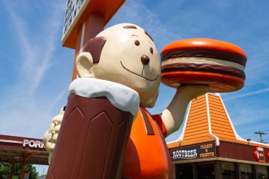 Oglesby, Illinois - ABD - 10 Haziran 2022: The Rootbeer Stand klasik yemek ortaklığı karakteri Oglesby, Illinois.