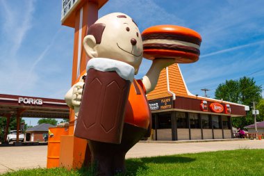 Oglesby, Illinois - ABD - 10 Haziran 2022: The Rootbeer Stand klasik yemek ortaklığı karakteri Oglesby, Illinois.