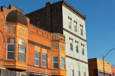 Güzel güneşli bir öğleden sonra, Midwest 'teki eski tuğla bina. LaSalle, Illinois, ABD.