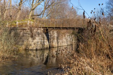 Ottawa, Illinois, ABD 'deki tarihi I ve M Kanalı' nın 12 numaralı kilidinin kalıntıları.