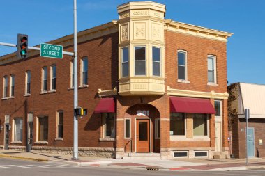 LaSalle, Illinois - ABD - 22 Kasım 2022: LaSalle, Illinois şehir merkezindeki eski tuğla bina ve mağaza önü.