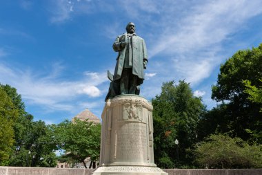 Indianapolis, Indiana - ABD - 29 Temmuz 2022: Charles Henry Niehaus tarafından 1908 'de Indianapolis şehir merkezinde yapılan Benjamin Harrison Anıtı.