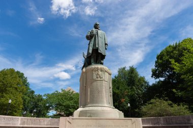 Indianapolis, Indiana - ABD - 29 Temmuz 2022: Charles Henry Niehaus tarafından 1908 'de Indianapolis şehir merkezinde yapılan Benjamin Harrison Anıtı.