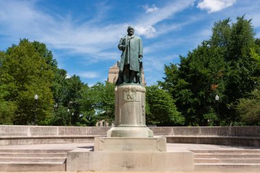 Indianapolis, Indiana - ABD - 29 Temmuz 2022: Charles Henry Niehaus tarafından 1908 'de Indianapolis şehir merkezinde yapılan Benjamin Harrison Anıtı.