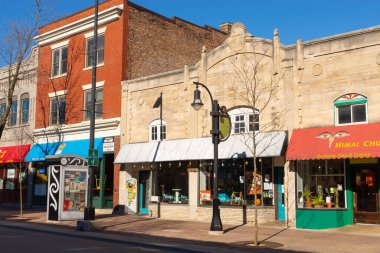Madison, Wisconsin - ABD - 7 Kasım 2022: Madison, Wisconsin 'deki şehir merkezi binalar ve mağazalar.
