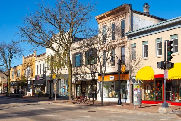 Madison, Wisconsin - ABD - 7 Kasım 2022: Madison, Wisconsin 'deki şehir merkezi binalar ve mağazalar.