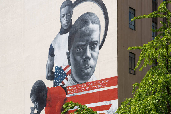 Индианаполис, Индиана - США - 29 июля 2022 года: фреска "Майор Тейлор" художника Шона Уоррена в центре Индианаполиса.