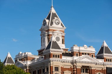 Franklin, Indiana - ABD - 29 Temmuz 2022: Arka planda bulutlar ve mavi gökyüzü olan Johnson County Adliyesi. Franklin, Indiana, ABD.