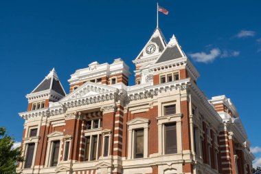 Franklin, Indiana - ABD - 29 Temmuz 2022: Arka planda bulutlar ve mavi gökyüzü olan Johnson County Adliyesi. Franklin, Indiana, ABD.