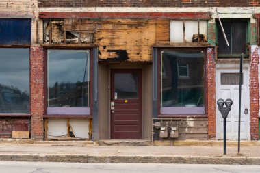 Midwest City 'de terk edilmiş eski bir dükkan. Dubuque, Iowa, ABD.