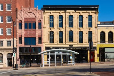 Madison, Wisconsin - ABD - 7 Kasım 2022: Madison, Wisconsin 'deki şehir merkezi binalar ve mağazalar.