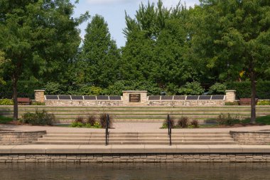 Naperville, Illinois - ABD - 15 Eylül 2022: Naperville, Illinois şehir merkezindeki Milenyum Duvarı, ABD.