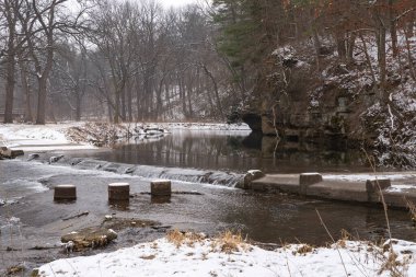 Karlı bir kış sabahı White Pines Ormanı Eyalet Parkı 'nda Pine Creek. Ogle County, Illinois, ABD.