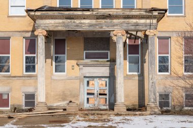 Eski terk edilmiş okul orta batı kasabasıdır. Polo, Illinois, ABD.