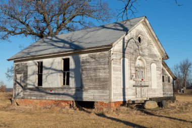 Old abandoned one-room schoolhouse in the Midwest.  Princeton, Illinois, USA.