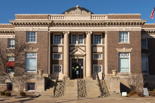 イリノイ州ストレーター アメリカ合衆国 2023年2月 1903年にイリノイ州ダウンタウンに建設されたカーネギー図書館の外観 — ストック写真