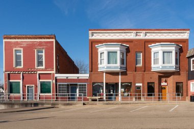 Earlville, Illinois - ABD - 26 Şubat 2023: Earlville, Illinois şehir merkezi binası ve mağazası.