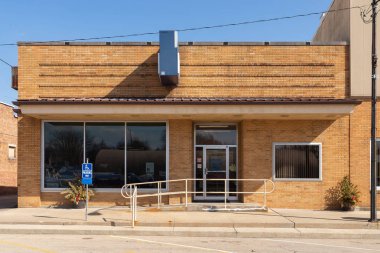 Tonica, Illinois - ABD - 1 Mart 2023: Tonica, Illinois, ABD 'de şehir merkezi binası ve mağaza önü.