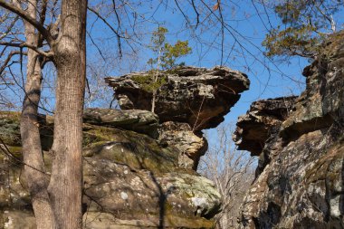 Güneşli bir bahar sabahı Giant City Eyalet Parkı 'nda Şeytanın Standart Kaya oluşumu.