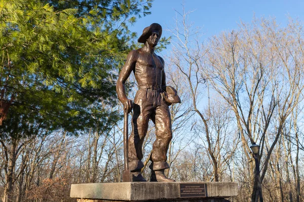 イリノイ州マカンダ アメリカ合衆国 2023年3月20日 2006年に献呈された市民保全部隊労働者記念碑がジャイアントシティ州立公園ロッジにある — ストック写真