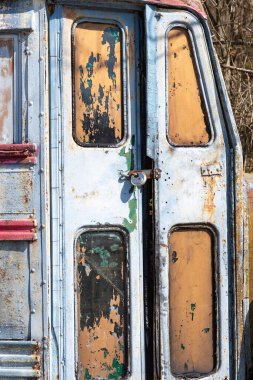 Makanda, Illinois - ABD - 20 Mart 2023: Eski paslı otobüs Makanda, Illinois, ABD.