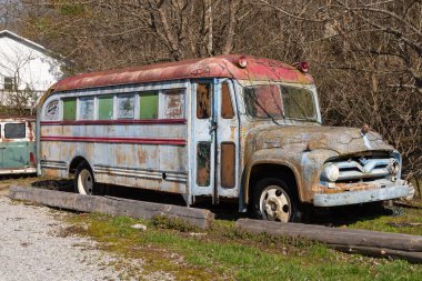 Makanda, Illinois - ABD - 20 Mart 2023: Eski paslı otobüs Makanda, Illinois, ABD.