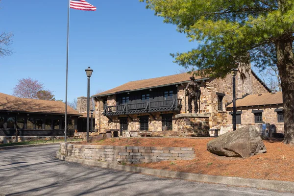 Makanda, Illinois - ABD - 20 Mart 2023: 1930 'larda Makanda, Illinois, ABD' de inşa edilen Giant City State Park Lodge 'un dışı.