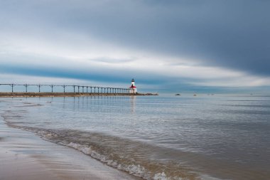 Fırtınalı bir bahar sabahı Washington Park Sahili 'nden Michigan City deniz feneri manzarası. Michigan City, Indiana, ABD.