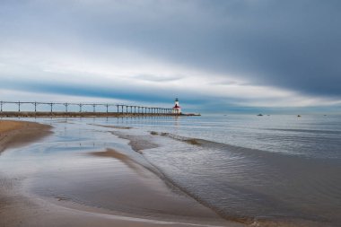 Fırtınalı bir bahar sabahı Washington Park Sahili 'nden Michigan City deniz feneri manzarası. Michigan City, Indiana, ABD.
