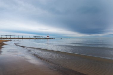 Fırtınalı bir bahar sabahı Washington Park Sahili 'nden Michigan City deniz feneri manzarası. Michigan City, Indiana, ABD.