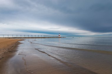 Fırtınalı bir bahar sabahı Washington Park Sahili 'nden Michigan City deniz feneri manzarası. Michigan City, Indiana, ABD.