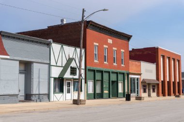 Tiskilwa Illinois - ABD - 28 Mart 2023: Tiskilwa, Illinois, ABD 'de şehir merkezi binası ve mağaza önü.