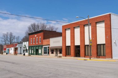 Tiskilwa Illinois - ABD - 28 Mart 2023: Tiskilwa, Illinois, ABD 'de şehir merkezi binası ve mağaza önü.