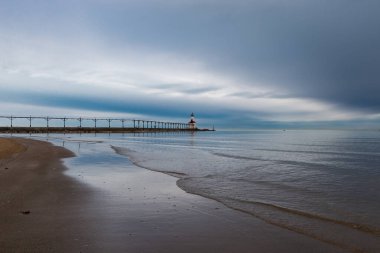 Fırtınalı bir bahar sabahı Washington Park Sahili 'nden Michigan City deniz feneri manzarası. Michigan City, Indiana, ABD.