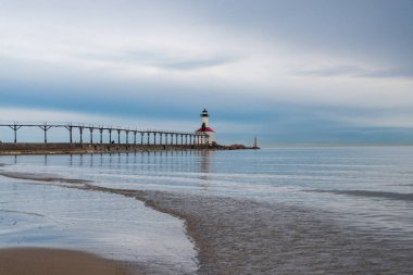 Fırtınalı bir bahar sabahı Washington Park Sahili 'nden Michigan City deniz feneri manzarası. Michigan City, Indiana, ABD.