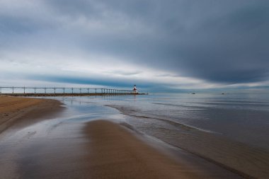 Fırtınalı bir bahar sabahı Washington Park Sahili 'nden Michigan City deniz feneri manzarası. Michigan City, Indiana, ABD.