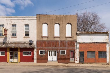 Buda, Illinois - ABD - 28 Mart 2023: Buda, Illinois, ABD 'de şehir merkezi binası ve mağaza önü.