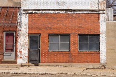 Buda, Illinois - ABD - 28 Mart 2023: Buda, Illinois, ABD 'de şehir merkezi binası ve mağaza önü.