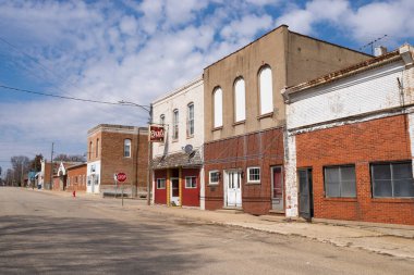 Buda, Illinois - ABD - 28 Mart 2023: Buda, Illinois, ABD 'de şehir merkezi binası ve mağaza önü.