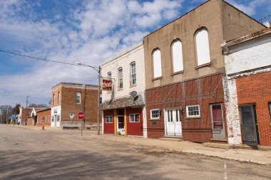 Buda, Illinois - ABD - 28 Mart 2023: Buda, Illinois, ABD 'de şehir merkezi binası ve mağaza önü.