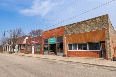 Mineral, Illinois - ABD - 7 Nisan 2023: Mineral, Illinois, ABD 'de şehir merkezi binası ve mağaza önü.