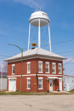Neponset Illinois - ABD - 28 Mart 2023: Güneşli bir bahar sabahı Neponset Village Hall Binası.