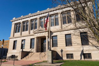 Mattoon, Illinois - ABD - 19 Mart 2023: 1903 'te Sunny Spring sabahı inşa edilen tarihi Carnegie Kütüphanesi.