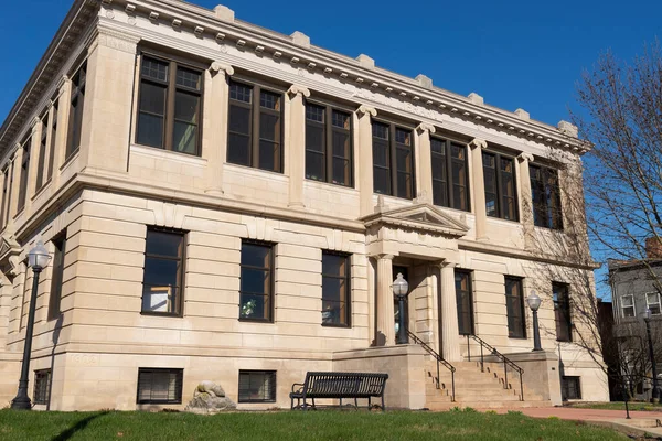 イリノイ州マトゥーン アメリカ合衆国 2023年3月19日 1903年に建てられた歴史的なカーネギー図書館の外観 晴れた春の朝 — ストック写真