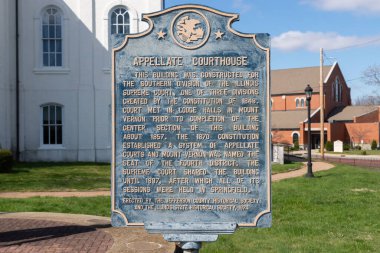 Mount Vernon, Illinois - ABD - 19 Mart 2023: 1857 'de inşa edilen tarihi Beşinci Bölge Temyiz Mahkemesi, güneşli bir bahar sabahı.