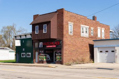 Capron, Illinois - ABD - 24 Nisan 2023: Capron, Illinois, ABD 'deki şehir merkezi bina ve mağaza önü.