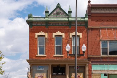 Belvidere, Illinois - ABD - 24 Nisan 2023: Belvidere, Illinois, ABD 'de şehir merkezi binası ve mağaza önü.