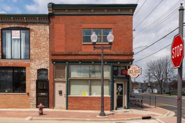 Belvidere, Illinois - ABD - 24 Nisan 2023: Belvidere, Illinois, ABD 'de şehir merkezi binası ve mağaza önü.