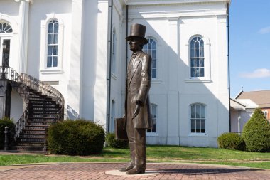 Mount Vernon, Illinois - ABD - 19 Mart 2023: Güneşli bir bahar sabahı heykeltıraş Alan Cottrill tarafından tarihi Beşinci Bölge Temyiz Mahkemesi 'nin dış mekanı.