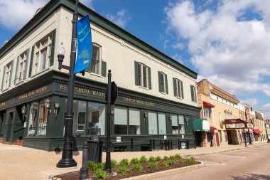 Woodstock, Illinois - ABD - 24 Nisan 2023: Woodstock, Illinois, ABD 'deki şehir merkezi bina ve mağaza önü.